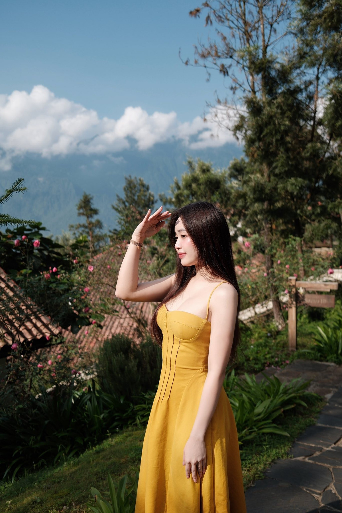 Khi Lê Phương Anh diện những bộ đồ basic như áo phông, quần jeans cô toát lên vẻ thân thiện và dễ gần.