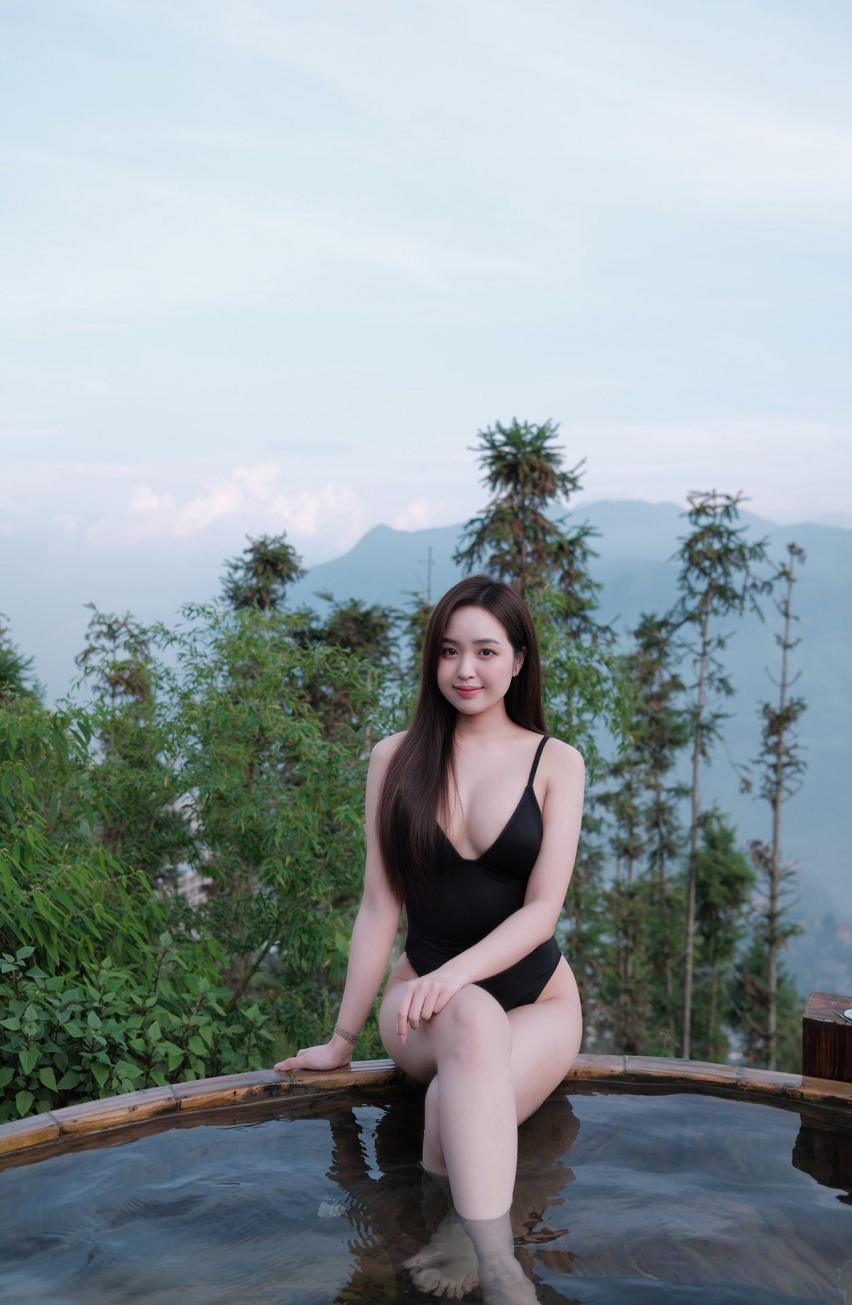 Người hâm mộ không tiếc lời ca ngợi cho vẻ đẹp hình thể và thần thái tự tin của Lê Phương Anh - một vẻ đẹp tự nhiên, không cần quá nhiều son phấn vẫn đủ sức làm say đắm lòng người.