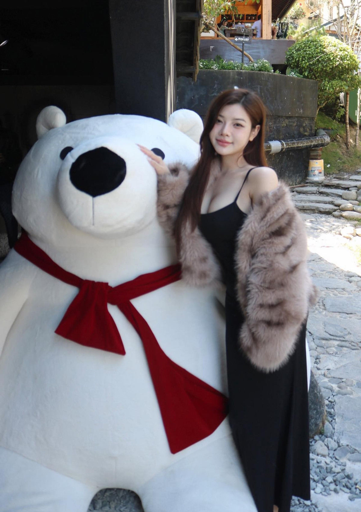 Trúc Anh Hồ nổi bật với vẻ ngoài xinh đẹp, gợi cảm và phong cách thời trang ấn tượng. Đặc biệt, vòng 1 siêu nảy nở khiến cô thu hút sự chú ý từ người đối diện.