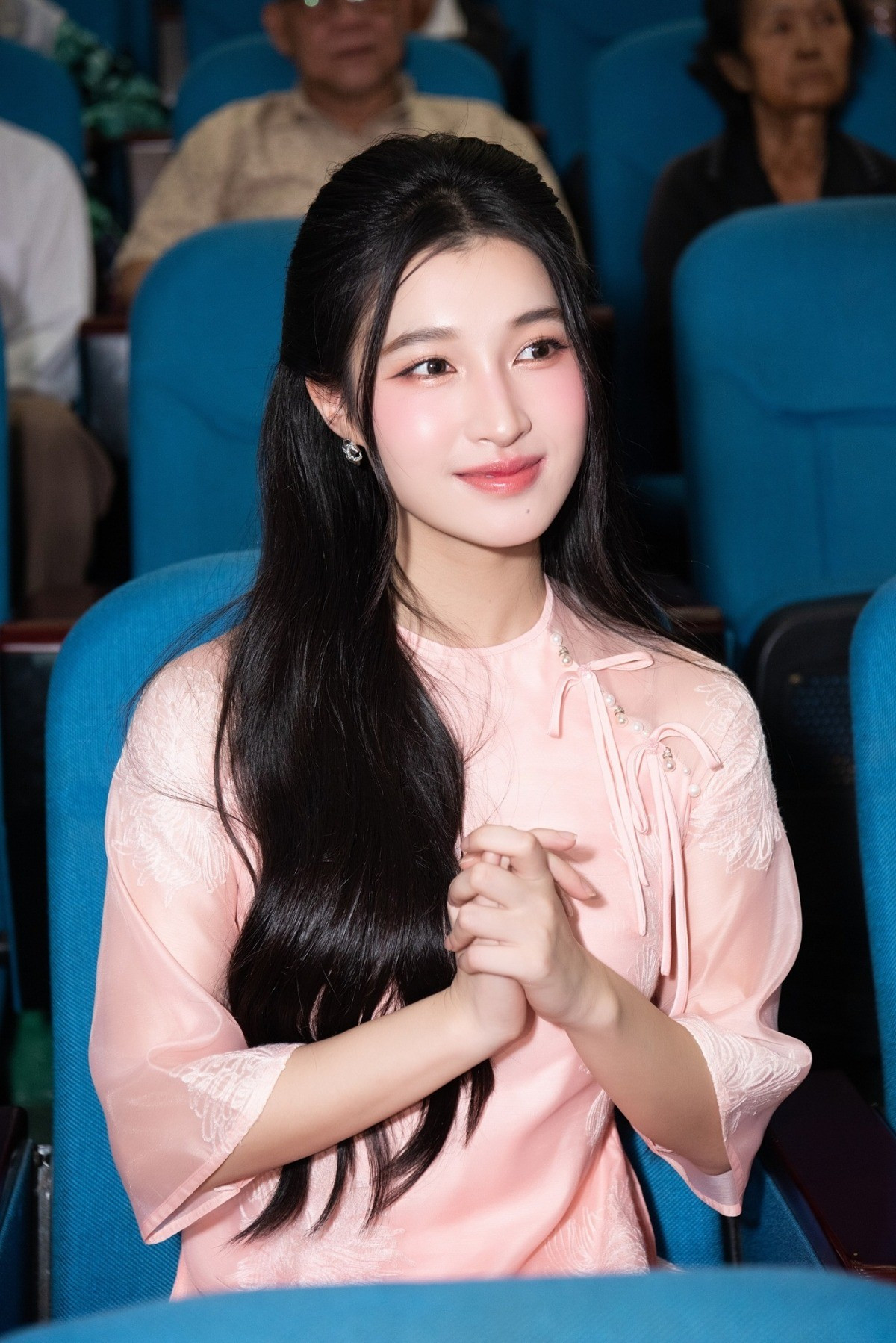 Tưởng chừng sau thành tích quốc tế, Phương Nhi sẽ phát triển sự nghiệp mạnh mẽ hơn. Nhưng cuối cùng nàng hậu quyết định rút khỏi giới giải trí để chăm lo cho cuộc sống hôn nhân.