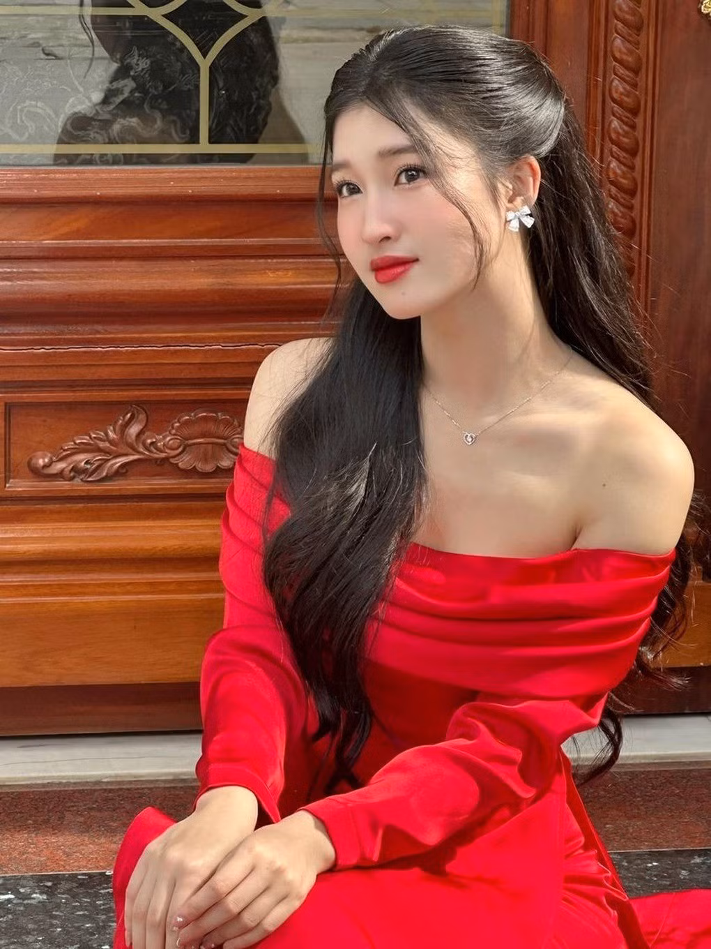 Theo đó, tháng 1/2025, Phương Nhi chính thức tổ chức lễ ăn hỏi với Phạm Nhật Minh Hoàng - con trai của tỷ phú Phạm Nhật Vượng.