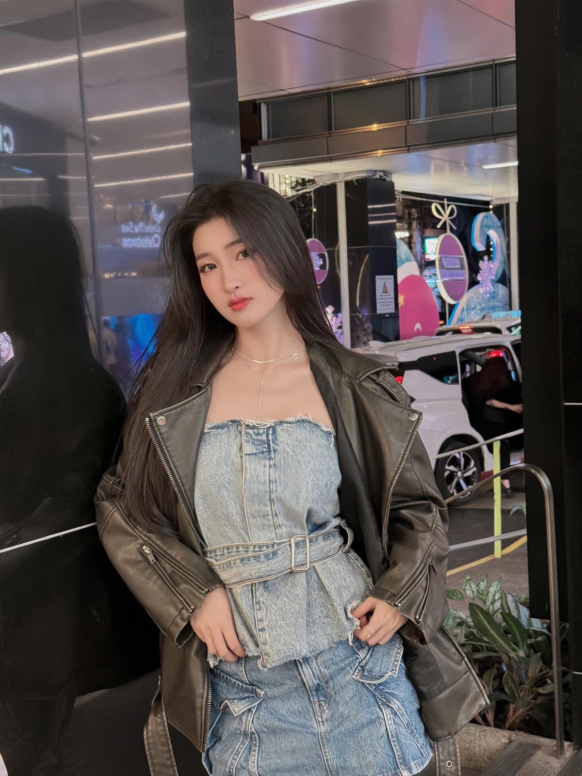 Sinh năm 2002 tại Thanh Hóa, Nguyễn Phương Nhi đăng quang ngôi vị Á hậu 2 Miss World Vietnam 2022. Với chiều cao 1m70, số đo ba vòng 80-57-88 cùng gương mặt thanh thoát, cô nàng nhanh chóng trở thành "thần tiên tỷ tỷ" thế hệ mới của Vbiz.