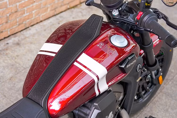 Xe có tay lái đặc trưng của dòng Cruiser, đặt cao tích hợp các nút điều khiển chức năng dễ sử dụng. Bình nhiên liệu của Benda Dark Flag 500 Commander V4 có dung tích chứa lên đến 16 lít đủ cho người dùng cho những chuyến đi xa, nhưng được tạo dáng bằng những đường cong mềm mại.