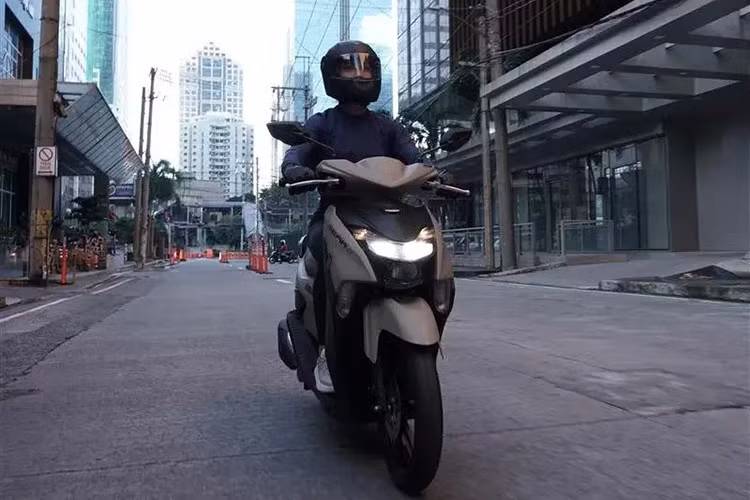 Phiên bản cao cấp hơn, Mio Gear S, cũng có hai màu là đen nhám (Matte Black) và nâu nhám (Matte Brown), với giá bán 84.400 peso (tương đương khoảng 38,2 triệu đồng).