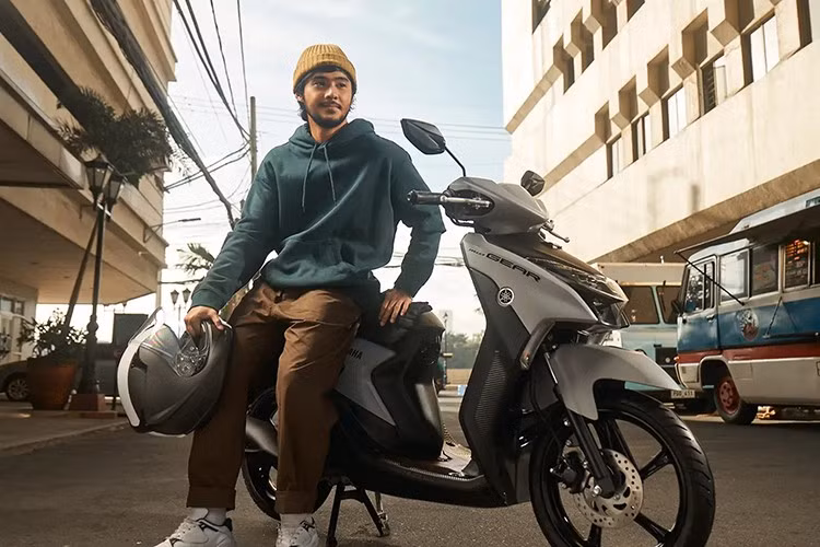 Yamaha Mio Gear 2025 mới sẽ có hai phiên bản để khách hàng lựa chọn. Phiên bản tiêu chuẩn có hai màu là xám nhám (Matte Gray) và xám bạc (Worn Gray), với giá bán tại Philippines là 79.400 peso (khoảng 35,8 triệu đồng).