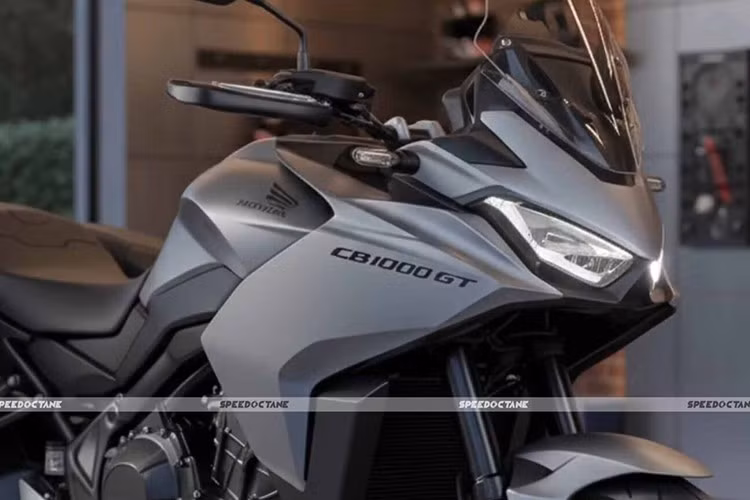 Tại Úc, Honda CB 1000 GT mới được đăng ký với trọng lượng chỉ 213kg khi sẵn sàng vận hành, với bình xăng đổ 10 lít . Mặc dù dung tích bình xăng thực tế vẫn chưa được công bố, nhưng GT dự kiến ​​sẽ chứa khoảng 20 lít. Điều này có nghĩa là tổng trọng lượng khi đổ đầy xăng sẽ là hơn 220kg - vẫn tương đối nhẹ đối với một mẫu sport-adventure.