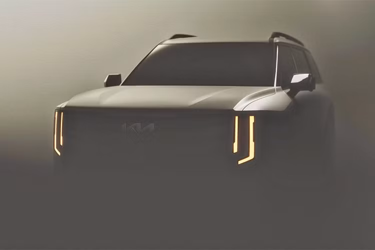 Kia Telluride 2027 tiếp tục theo đuổi ngôn ngữ thiết kế “Opposites United” – triết lý kết hợp hài hòa giữa các yếu tố đối lập như công nghệ và thiên nhiên, sức mạnh và sự tinh tế. Xe sở hữu kiểu dáng vuông vức, mạnh mẽ với cụm đèn LED dọc mảnh màu đỏ và hổ phách ở phần đầu và đuôi.