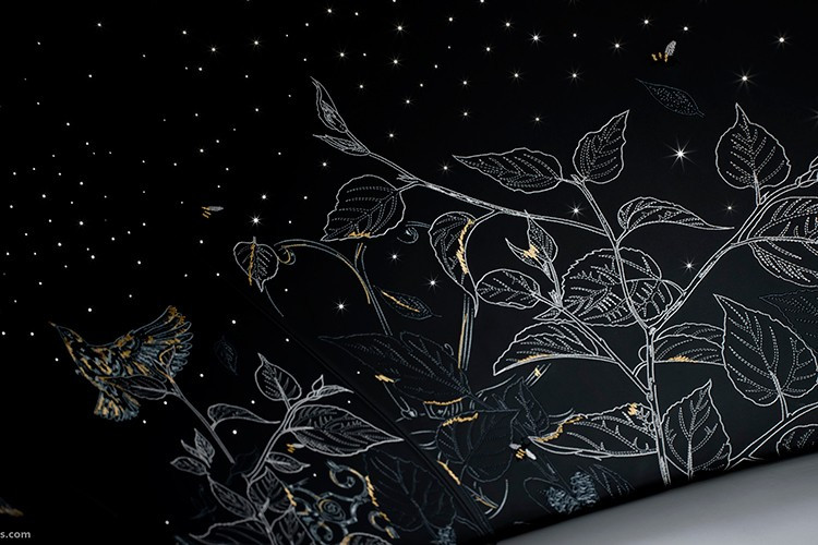 Hàng ghế trước cũng mang dấu ấn riêng với các họa tiết khắc laser. Một trong số đó là hình ảnh “Seagull” - mật danh của chiếc Phantom I ra đời năm 1923, cùng biểu tượng “Roger Rabbit” gợi nhắc thời điểm thương hiệu Rolls-Royce được hồi sinh vào năm 2003.