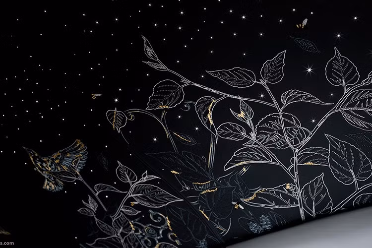 Hàng ghế trước cũng mang dấu ấn riêng với các họa tiết khắc laser. Một trong số đó là hình ảnh “Seagull” - mật danh của chiếc Phantom I ra đời năm 1923, cùng biểu tượng “Roger Rabbit” gợi nhắc thời điểm thương hiệu Rolls-Royce được hồi sinh vào năm 2003.