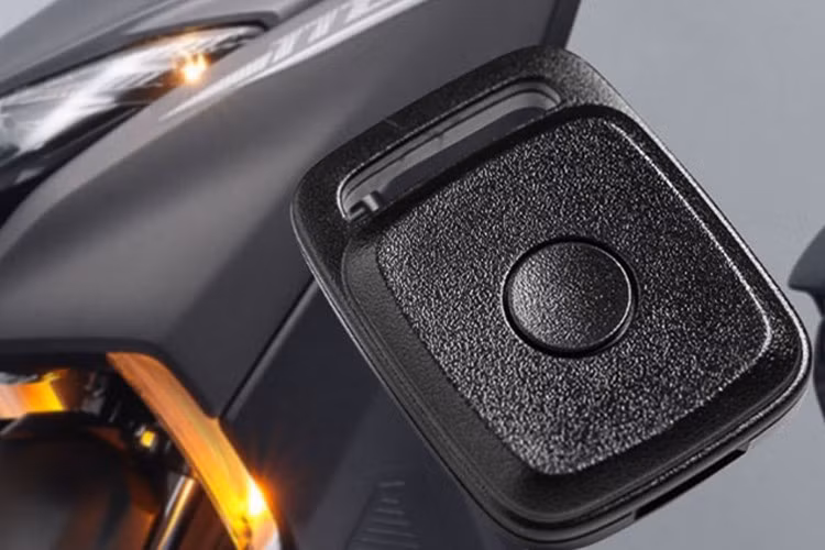 Khung xe sử dụng dạng Underbone, với giảm xóc trước kiểu ống lồng và giảm xóc sau dạng lò xo đơn. Mio Gear 2025 được trang bị bánh mâm hợp kim 14 inch, đi kèm lốp không săm với kích thước 80/80 ở phía trước và 100/70 ở phía sau.