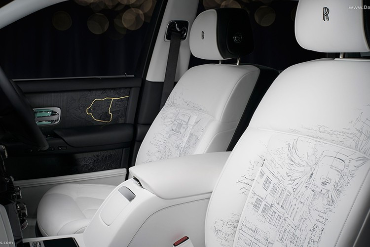 Bên trong khoang nội thất, không gian của Phantom Centenary Private Collection giống như một triển lãm nghệ thuật di động. Toàn bộ hàng ghế sau được thiết kế như một bức tranh kể lại hành trình 100 năm của dòng Phantom, với ba lớp hình ảnh được sắp xếp tinh tế.