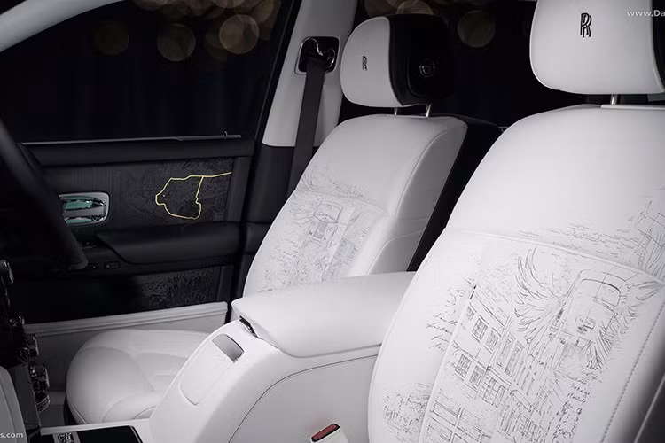 Bên trong khoang nội thất, không gian của Phantom Centenary Private Collection giống như một triển lãm nghệ thuật di động. Toàn bộ hàng ghế sau được thiết kế như một bức tranh kể lại hành trình 100 năm của dòng Phantom, với ba lớp hình ảnh được sắp xếp tinh tế.