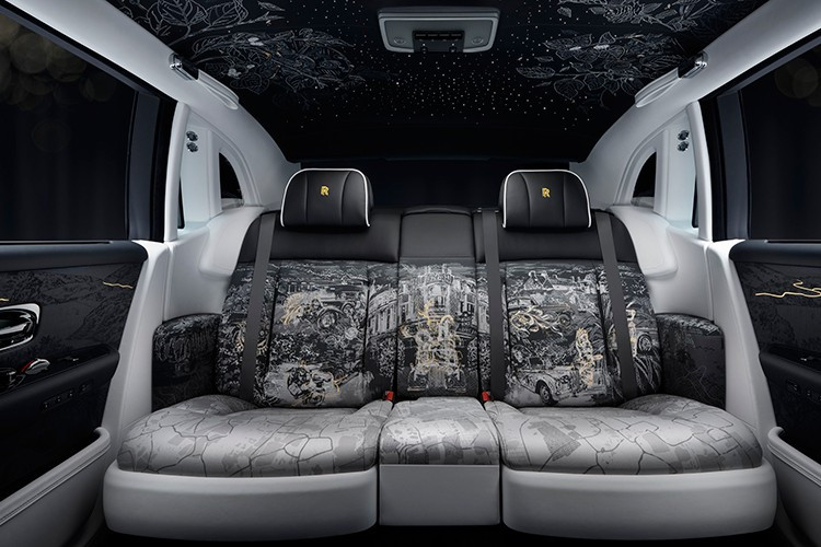 Lớp nền trên ghế mô phỏng những địa danh gắn liền với lịch sử thương hiệu, lớp thứ hai tái hiện các thế hệ Phantom qua từng thời kỳ, trong khi lớp trên cùng là những họa tiết thêu tay đại diện cho bảy chủ nhân danh tiếng từng sở hữu dòng xe này.