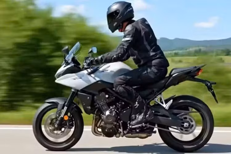 Dù thông số đầy đủ chưa công bố, Honda CB1000GT 2026 dự kiến kế thừa gói an toàn từ Hornet như: ABS tiêu chuẩn, kiểm soát lực kéo (traction control), 6 chế độ lái (riding modes), và có thể thêm Honda RoadSync cho kết nối smartphone...