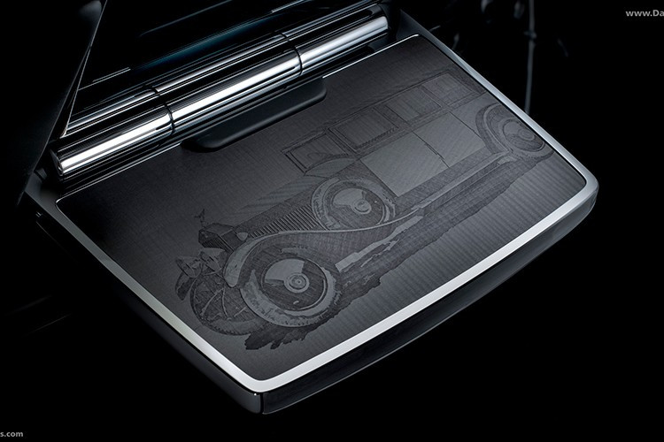 Gỗ Blackwood nhuộm màu được khắc laser và dát vàng 24K, tạo nên hiệu ứng chiều sâu độc đáo. Các bàn gập phía sau khắc hình Phantom I 1925 và Phantom VIII, như lời tri ân đến quá khứ và hiện tại. Một điểm nhấn đặc biệt khác là bầu trời Starlight Headliner được thêu tay 440.000 mũi, tái hiện những cột mốc trong lịch sử dòng xe.