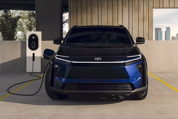 Tính năng sạc mới này cũng sẽ có mặt trên các mẫu bZ4X đời 2023–2025 thông qua bộ chuyển đổi từ tháng 11. Ngoài ra, xe còn tích hợp tính năng Plug &amp; Charge, giúp tự động nhận diện và thanh toán khi sạc, khởi đầu với mạng lưới Tesla.