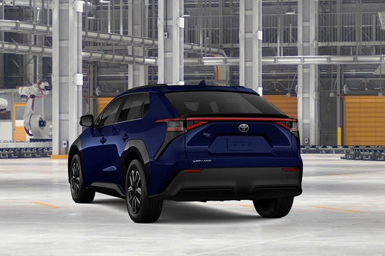 Về mặt công nghệ, xe hỗ trợ định tuyến sạc EV qua Apple Maps thông qua Apple CarPlay. Tính năng này cho phép iPhone truy cập dữ liệu thời gian thực từ xe để xác định tuyến đường tối ưu, bao gồm cả các trạm sạc tương thích và tính toán theo hiệu suất pin hoặc độ cao. Đây là bước tiến đáng chú ý trong trải nghiệm người dùng EV.