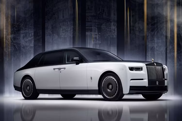 Rolls-Royce vừa kỷ niệm tròn 100 năm dòng Phantom bằng một phiên bản đặc biệt mang tên Phantom Centenary Private Collection. Mẫu xe này chỉ với 25 chiếc được sản xuất toàn cầu, đây được xem là bộ sưu tập phức tạp và công phu nhất trong lịch sử hãng.