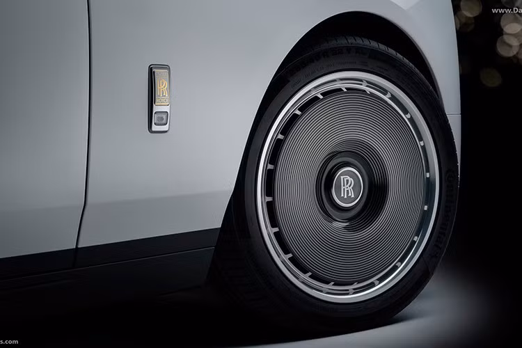 Sắc vàng tiếp tục xuất hiện tinh tế ở nhiều vị trí khác nhau. Từ logo Rolls-Royce được tráng men trắng và viền vàng 24K, cho đến bộ mâm đặc biệt có 25 đường khắc tượng trưng cho 25 chiếc xe được sản xuất. Mọi chi tiết đều phản chiếu tinh thần thủ công truyền thống, nơi từng đường nét đều được tạo ra để tôn vinh giá trị của sự hoàn hảo.