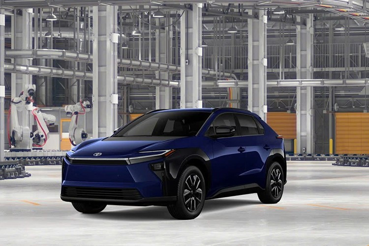 Ra mắt lần đầu cách đây ba năm, Toyota bZ4X đánh dấu bước đi đầu tiên của hãng xe Nhật Bản trong lĩnh vực ô tô điện. Tuy nhiên, mẫu xe này sớm bị khách hàng phản ánh vì tốc độ sạc chậm trong điều kiện lạnh, hệ thống giải trí lỗi thời và đặc biệt là lỗi thiết kế khiến bánh xe có nguy cơ rơi ra.
