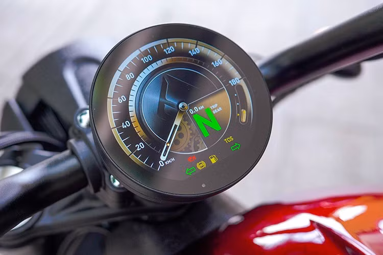 Ngoài cụm đèn pha dạng tròn công nghệ LED thiết kế 3D với logo Benda chạm khắc tinh xảo được bao bọc bởi ốp kim loại, xe còn sở hữu cụm đồng hồ hiển thị thông tin dạng tròn kỹ thuật số, kết hợp bình nhiên liệu kích thước lớn kết hợp liền lạc, uyển chuyển với yên xe cùng vè chắn bùn phía sau.