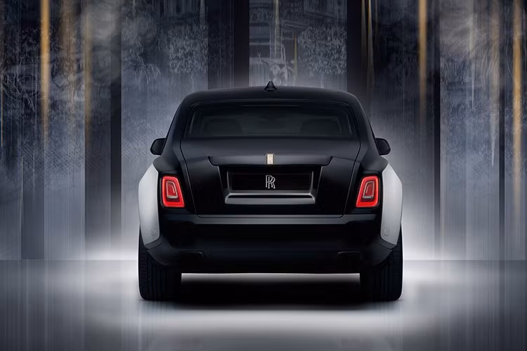 Phantom Centenary Private Collection không chỉ là phương tiện di chuyển, mà là một tác phẩm nghệ thuật kết tinh của thời gian, thủ công và công nghệ. Trải qua một thế kỷ, Rolls-Royce vẫn là chuẩn mực của sự xa hoa và tinh tế.