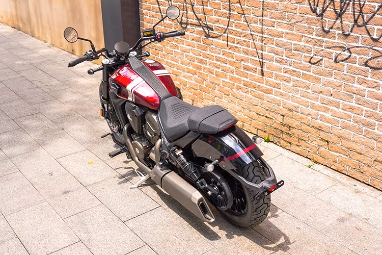 Theo hãng xe Benda của Trung Quốc, động cơ trên mẫu môtô Cruiser cỡ trung này tiêu hao nhiên liệu khoảng 5,9 lít/100 km. Benda Dark Flag 500 Commander V4 về Việt Nam thông qua một cửa hàng chuyên kinh doanh môtô, xe máy nhập khẩu tại TP.HCM. Xe có 3 lựa chọn màu sắc, giá bán hiện chưa công bố.