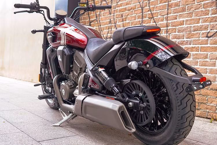 Thân xe kết hợp chi tiết kim loại chạy từ phía trên bình nối liền với khung nâng đỡ yên xe, tạo sự liền lạc, thanh thoát. Chiếc môtô cruiser Benda Dark Flag 500 Commander V4 này có chiều dài hơn 2.300 mm cùng chiều dài cơ cơ gần 1.600 mm và có trong lượng tới 260 kg.