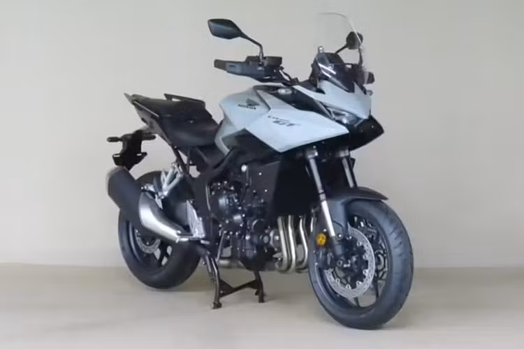 So với CB1000 Hornet, Honda CB1000GT 2026 có hành trình treo dài hơn một chút, có thể là 150mm. CB 1000 GT 2026 sử dụng vành nhôm đúc và lốp onroad với kích thước tiêu chuẩn 120/70 ZR 17 ở phía trước và 180/55 ZR 17 ở phía sau. Với chiều dài cơ sở 1.465mm, xe dài hơn chỉ 1 cm so với Hornet nguyên bản.