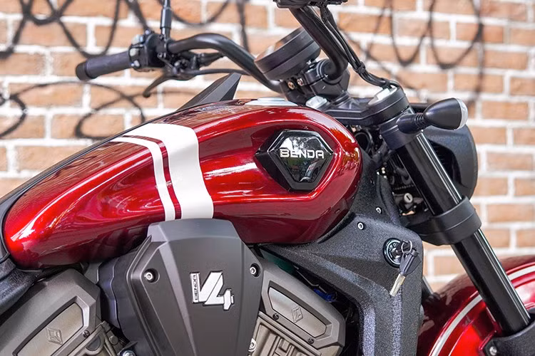 Benda Dark Flag 500 Commander V4 được hãng xe Trung Quốc thiết kế phần yên xe vuốt cong, rộng kết hợp phần đệm phía sau nhằm tạo sự thoải mái cho người lái. Các hoạ tiết trang trí trên xe cũng khá nổi bật, hài hoà với màu sơn.