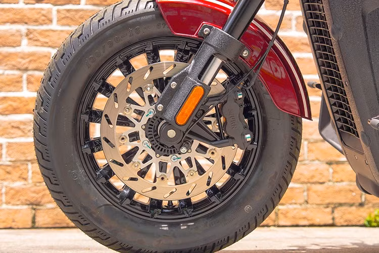 Benda Dark Flag 500 Commander V4 cũng sở hữu hệ thống treo khá đặc biệt. Nếu như phía trước vẫn sử dụng cặp phuộc dạng ống lồng Up Side Down của Fork, giảm xóc sau được trang bị phuộc hơi (giảm xóc khí nén) do Benda sản xuất.