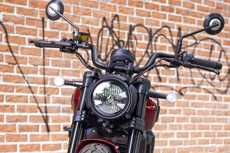 Mang phong cách đặc trưng của dòng Cruiser, Benda Dark Flag 500 Commander V4 sở hữu phong cách thiết kế cổ điển kết hợp nhiều công nghệ hiện đại tạo nên dáng vẻ cơ bắp, chắc chắn cùng diện mạo hầm hố đậm chất chơi.