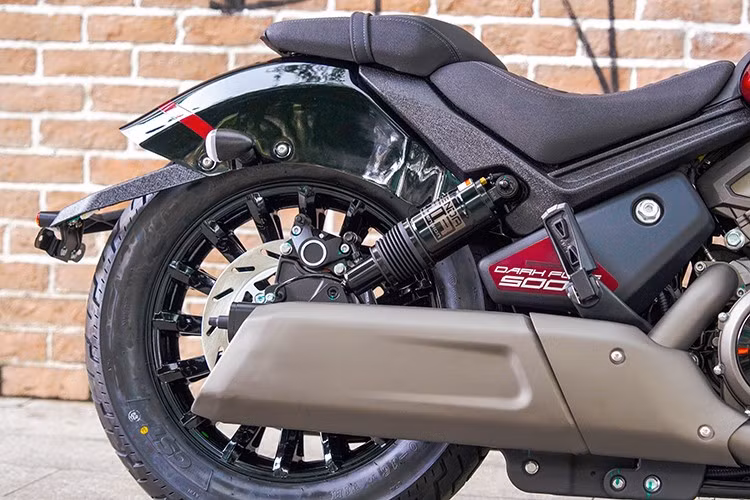 Ngoài ra, mẫu xe này còn có hệ thống kiểm soát lực kéo (TCS), ly hợp chống trượt (Slipper Clutch), hệ thống chống bó cứng phanh ABS trên cả hai bánh, kiểm soát hành trình… cùng mâm đúc hợp kim kích thước 16 inch đa chấu.