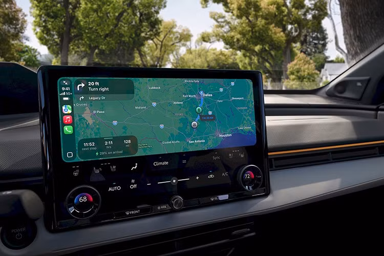 Bản tiêu chuẩn XLE FWD với pin 57,7 kWh có phạm vi 236 dặm (380 km). Sức mạnh động cơ cũng được cải thiện đáng kể: bản FWD có 221 mã lực (tăng từ 201), bản AWD đạt 338 mã lực, tăng đến 50%.