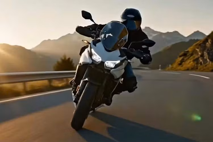 Honda chưa tiết lộ giá chính thức, nhưng dựa trên Hornet (khoảng 12.000-13.000 USD ở châu Âu), CB1000GT 2026 có thể dao động 14.000-15.000 USD (tương đương 350-380 triệu đồng) cho phiên bản tiêu chuẩn, tùy thị trường. Xe sẽ chính thức ra mắt tại triển lãm EICMA 2025 (tháng 11/2025).