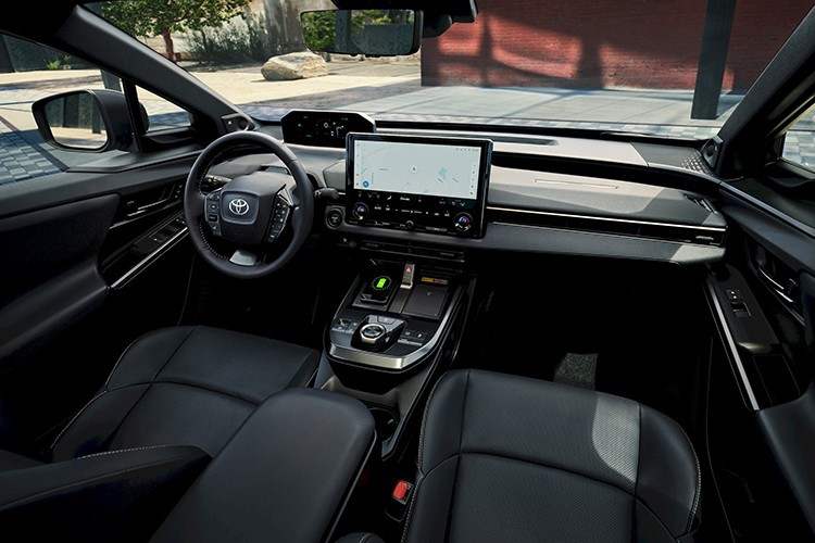 Quan trọng hơn, Toyota đã tăng phạm vi di chuyển lên 25% so với phiên bản cũ. Cụ thể, bản dùng pin dung lượng lớn 74,7 kWh có thể đi được 314 dặm (505 km) sau một lần sạc.