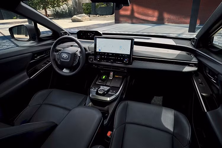 Quan trọng hơn, Toyota đã tăng phạm vi di chuyển lên 25% so với phiên bản cũ. Cụ thể, bản dùng pin dung lượng lớn 74,7 kWh có thể đi được 314 dặm (505 km) sau một lần sạc.