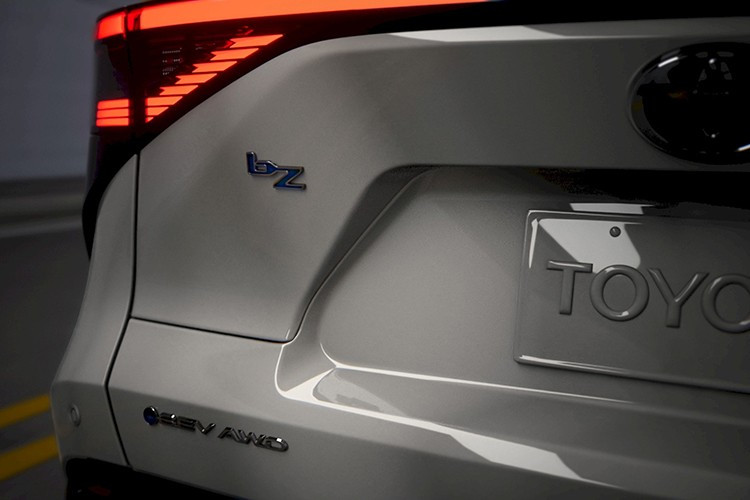 Dù nâng cấp mạnh mẽ, mức giá khởi điểm của bZ 2026 vẫn rất cạnh tranh: 34.900 USD (tương đương khoảng hơn 911 triệu đồng) cho bản XLE FWD, đưa mẫu xe này vào nhóm SUV điện có giá dễ tiếp cận nhất tại Mỹ.