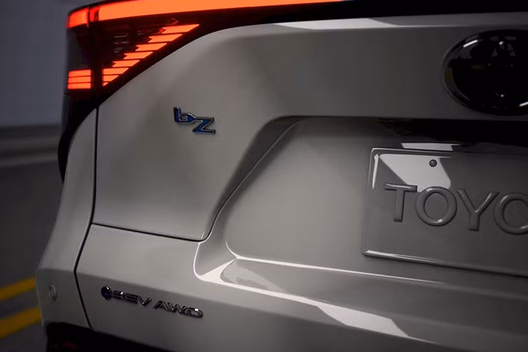 Dù nâng cấp mạnh mẽ, mức giá khởi điểm của bZ 2026 vẫn rất cạnh tranh: 34.900 USD (tương đương khoảng hơn 911 triệu đồng) cho bản XLE FWD, đưa mẫu xe này vào nhóm SUV điện có giá dễ tiếp cận nhất tại Mỹ.