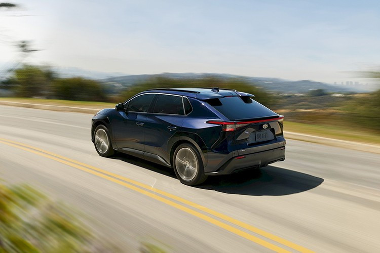 Việc Toyota tung ra bZ 2026 với mức giá khởi điểm thấp kỷ lục nhưng vẫn đảm bảo phạm vi hoạt động ấn tượng cho thấy công nghệ xe điện đang dần trở nên rẻ và dễ tiếp cận hơn với số đông người tiêu dùng.