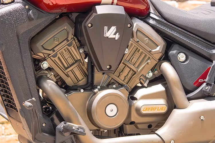 Điểm nhấn đáng chú ý trên Benda Dark Flag 500 Commander V4 là khối động cơ V4, 16 van, dung tích 469,4cc làm mát bằng chất lỏng, có công suất lên tới 46,9 mã lực tại vòng tua máy 4.500 vòng/phút, mô-men xoắn cực đại 42 Nm tại 7.300 vòng/phút, kết hợp với hộp số 6 cấp và hệ thống truyền động bằng dây đai.