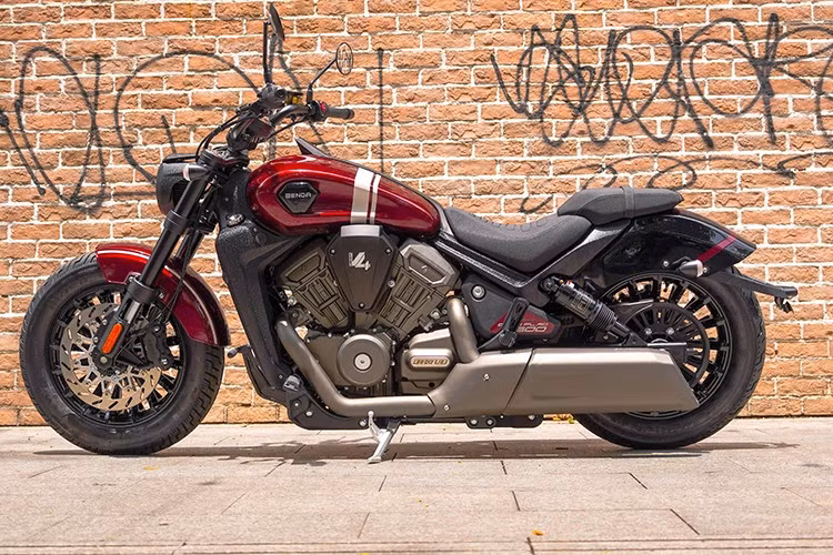 Benda Dark Flag 500 Commander V4 được hãng xe Trung Quốc hé lộ vào tháng 7/2024, sau đó gia nhập thị trường châu Âu thông qua Triển lãm EICMA 2024. Mẫu xe này được xem như bản nâng cấp của dòng Dark Flag 500, định vị cao cấp hơn dòng Benda Napoleon 500 Bobber từng gia nhập thị trường Việt Nam.