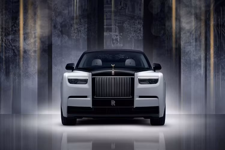 Với Phantom Centenary Private Collection, thương hiệu Anh khẳng định rằng di sản không chỉ để ngắm nhìn trong viện bảo tàng, mà vẫn tiếp tục chuyển động, sống cùng thời gian trên từng hành trình. Mức giá xe theo một số nguồn tin khoảng 3 triệuu đô la.