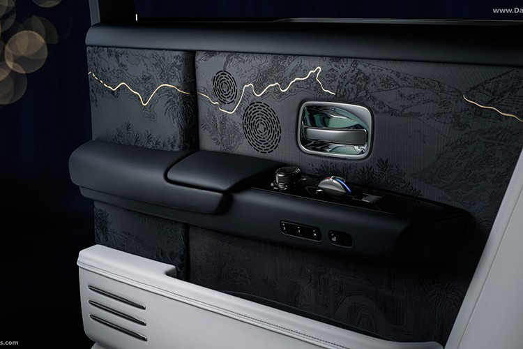 Sự kết hợp giữa truyền thống và hiện đại xuất hiện xuyên suốt trong từng chi tiết, từ bảng táp-lô, tấm ốp cửa cho đến các núm xoay mạ vàng 24K. Nội thất tiếp tục được điểm xuyết bằng các chi tiết thủ công hiếm có.