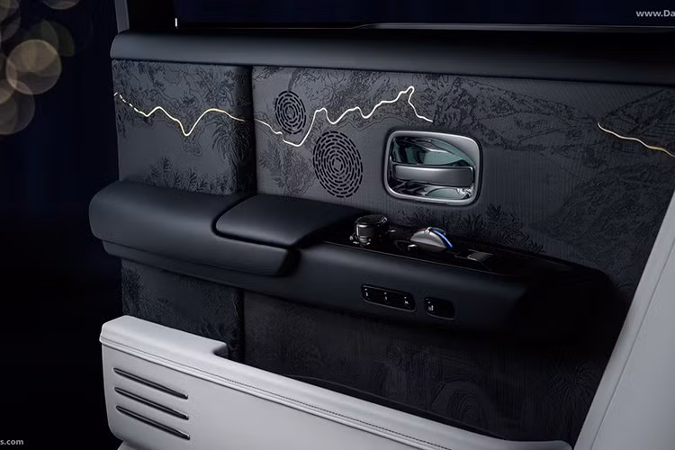 Sự kết hợp giữa truyền thống và hiện đại xuất hiện xuyên suốt trong từng chi tiết, từ bảng táp-lô, tấm ốp cửa cho đến các núm xoay mạ vàng 24K. Nội thất tiếp tục được điểm xuyết bằng các chi tiết thủ công hiếm có.