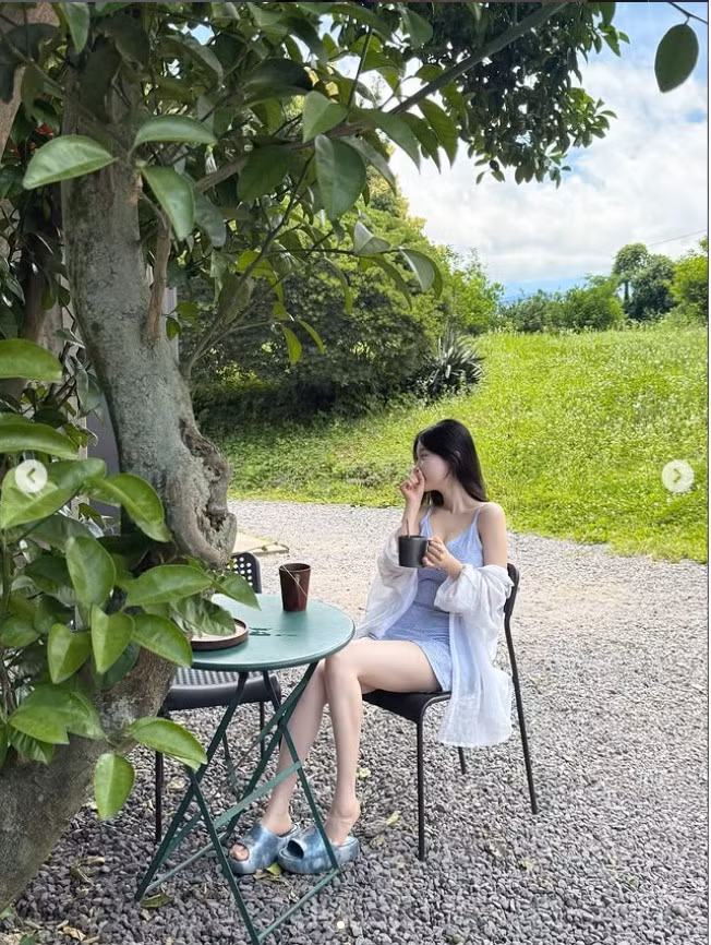 Có thể nói, Asuna không chỉ chinh phục người xem bằng ngoại hình mà còn bằng thần thái - sự tự tin, nhẹ nhàng nhưng đầy sức mạnh, khiến mỗi khung hình đều kể một câu chuyện riêng. Ảnh sử dụng trong bài: Instagram nhân vật.