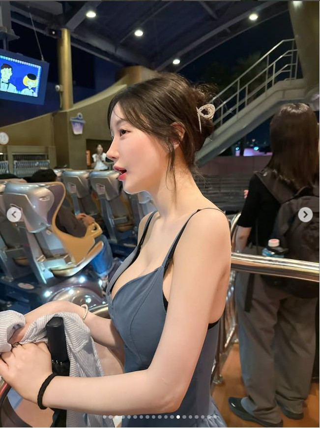 Không cần kỹ xảo hay đạo cụ cầu kỳ, mỗi bức ảnh của Asuna đều như một "bữa tiệc ánh sáng" - nơi vẻ đẹp tự nhiên được tôn vinh trọn vẹn.