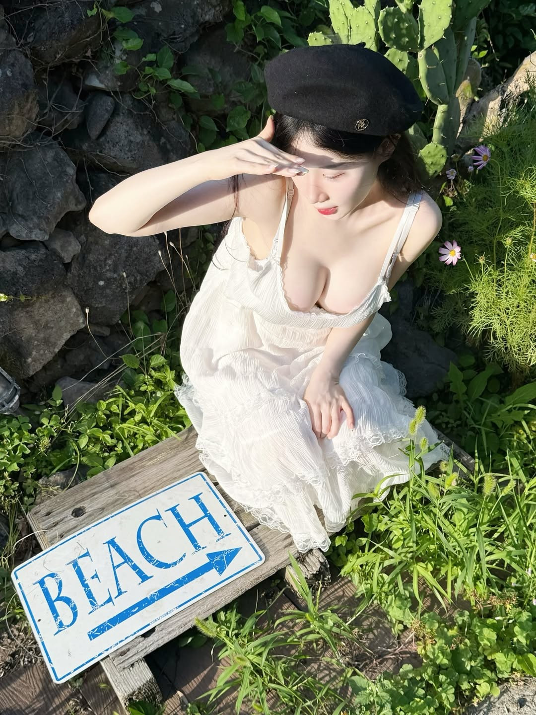 Trong một khung hình, Asuna diện chiếc áo váy trắng kem kết hợp chân váy đen ôm sát - vừa thanh lịch, vừa gợi cảm một cách tinh tế.