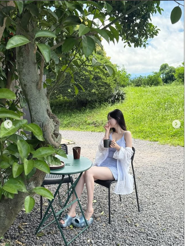 Có thể nói, Asuna không chỉ chinh phục người xem bằng ngoại hình mà còn bằng thần thái - sự tự tin, nhẹ nhàng nhưng đầy sức mạnh, khiến mỗi khung hình đều kể một câu chuyện riêng. Ảnh sử dụng trong bài: Instagram nhân vật.