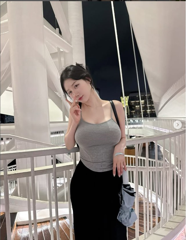 Nhiều người ví Asuna như "nàng thơ bước ra từ tranh vẽ", vừa mang nét ngây thơ của thiếu nữ, vừa sở hữu sức hút của một biểu tượng thời trang hiện đại.